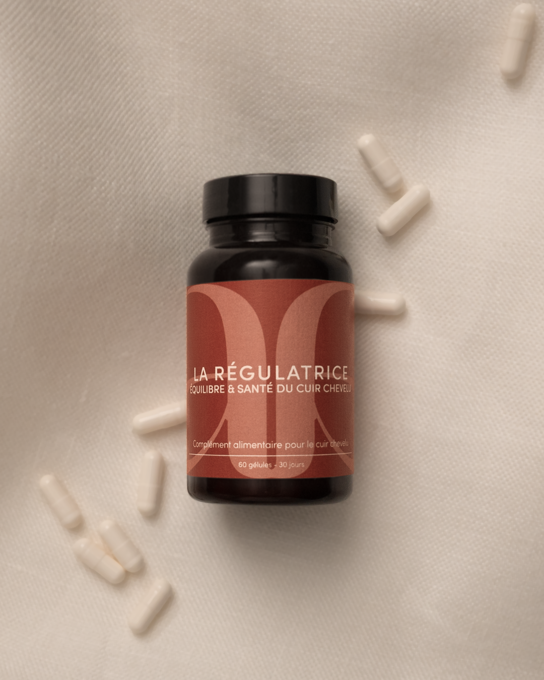 Présentation de la cure La Régulatrice qui est un complément alimentaire de la marque KAAMI. Cette cure favorise l'équilibre et la santé du cuir chevelu