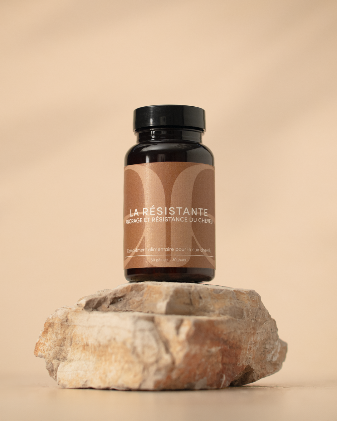 Présentation de la cure La Résistante qui est un compléments alimentaire capillaire qui a pour objectif de favoriser la pousse et diminuer la chute