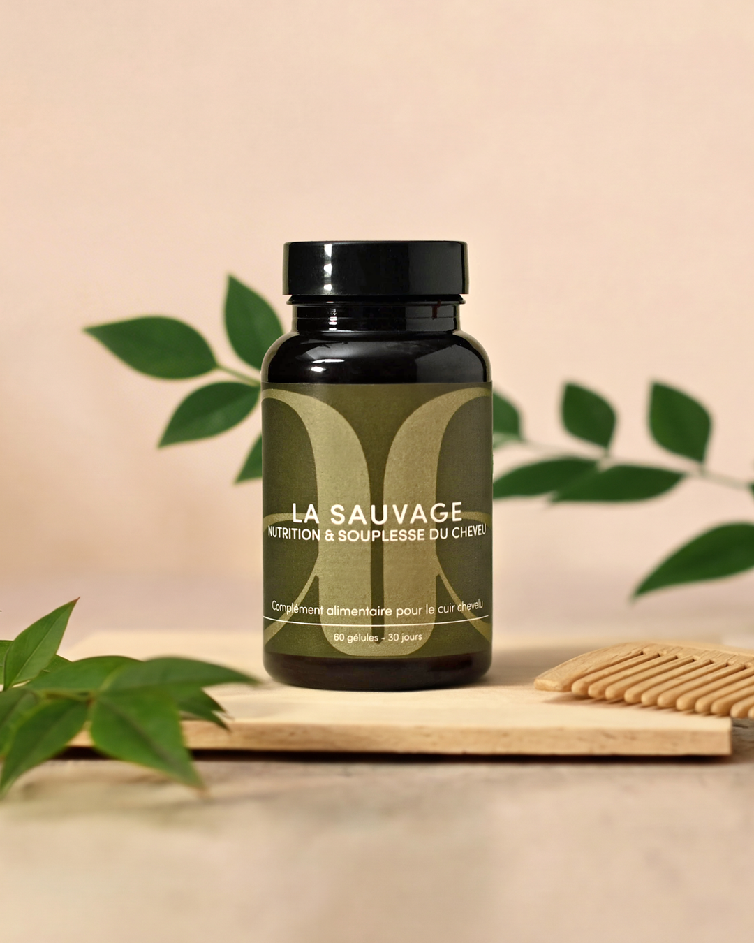 Présentation d'un complément alimentaire capillaire de la marque KAAMI qui s'appelle "La Sauvage". Elle a pour objectif de favoriser la nutrition et la souplesse du cheveu